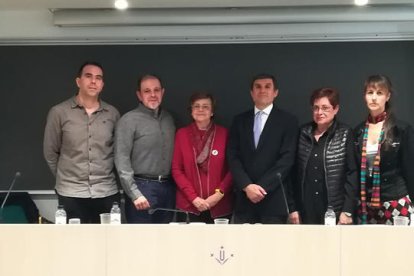 El director de la Fundació La Marató (tercero por la derecha), Lluís Bernabé, junto con los participantes de la presentación de ayer.