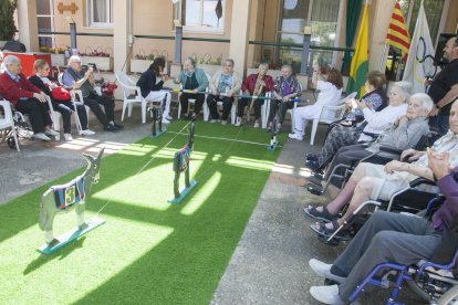 Una de les proves de la setmana olímpica a la Residència Assistida Monestir de Sant Bartomeu.