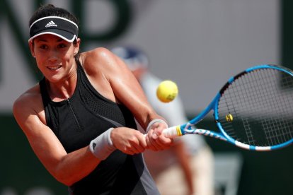 Garbiñe Muguruza, en una acció del partit d’ahir a les pistes de Roland Garros.