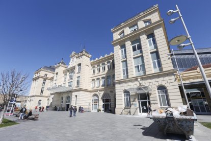 L’interior de l’hotel de l’estació ja està en obres i obrirà abans de l’estiu.