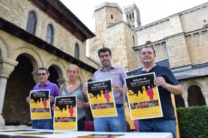 Las autoridades posando ayer, en la presentación del acto.