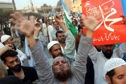 Varios manifestantes protestan contra la absolución de Asia Bibi. 