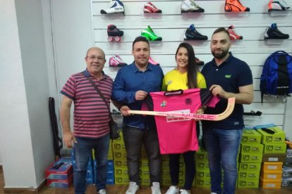 Ramon Porta, Jordi Capdevila, Catalina Flores i Lluís Rodero, ahir a la botiga Unnik Sports.