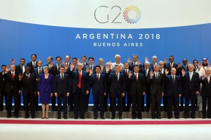 Foto de familia de los líderes del G20 al inicio de la cumbre de Buenos Aires, con el polémico príncipe saudí en una esquina de la imagen.