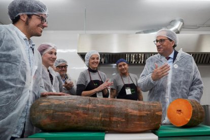 Quim Torra, en su visita a la empresa social Espigoladors de El Prat del Llobregat, ayer.