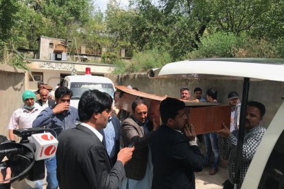 Diverses persones traslladen el cadàver d’un dels periodistes morts ahir a Kabul.