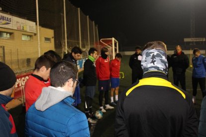 La plantilla y cuerpo técnico guardaron un emotivo minuto de silencio antes de empezar a entrenar.