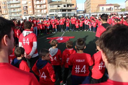 Los jugadores del fútbol base del Balaguer hicieron una gran circunferencia alrededor de la camiseta de Yerai y lanzaron centenares de globos blancos con mensajes.