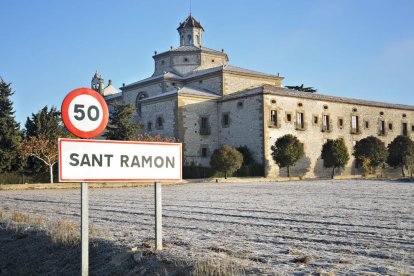 Vista del monasterio de Sant Ramon con los campos helados. 