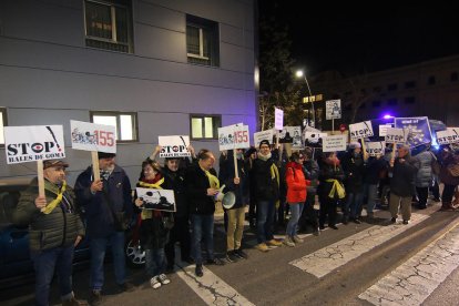 Decenas de lazos amarillos decoran la plaza Ricard Viñes. 