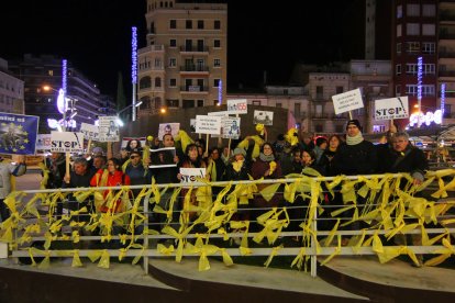 Decenas de lazos amarillos decoran la plaza Ricard Viñes. 