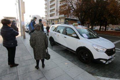 La parada de taxis de l'estació de Renfe de Lleida.