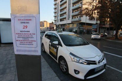 Cartells informatius sobre la vaga de taxis d’avui.