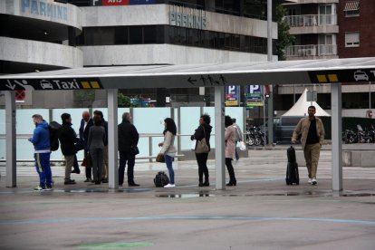 Un grup de persones esperant un taxi a l’estació de Sants.