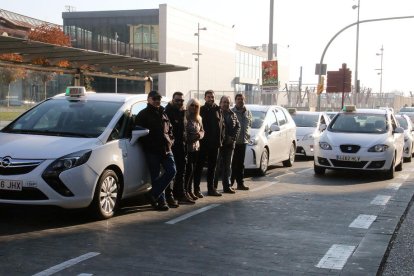 Taxistes ahir durant l’aturada entre les deu i les onze del matí.