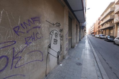 Imagen de varias calles pintadas en la calle Àger.