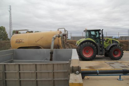 Una cuba depositaba ayer purines en la planta de tratamiento de Vag, en Juneda.