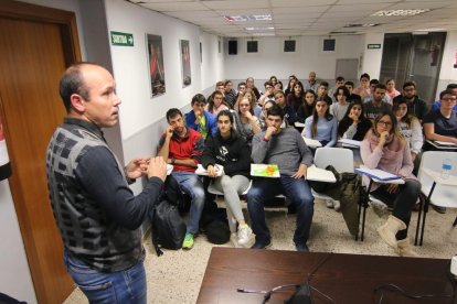 Quim Ventura, ayer durante el cursillo al que se han apuntado más de 50 jóvenes leridanos.