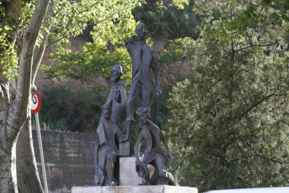 L'escultura dedicada al descobridor de Califòrnia, amb el braç dret amputat