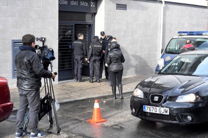 La policia a l’habitatge on va tenir lloc el parricidi.