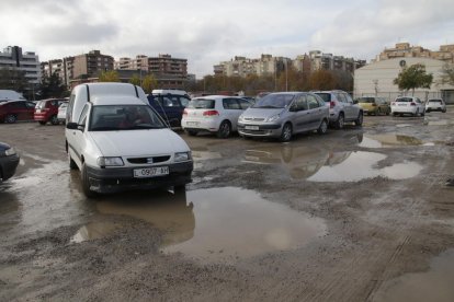 Aparcament ple de clots al barri de Cappont