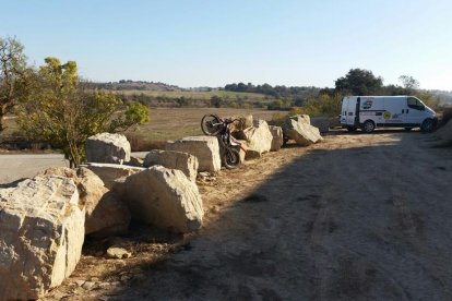 El campió de trial Francesc Recio té habilitada aquesta zona d’entrenament en una finca privada.