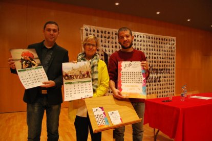 El marxandatge del cinquè aniversari de la JOP inclou també calendaris i samarretes.