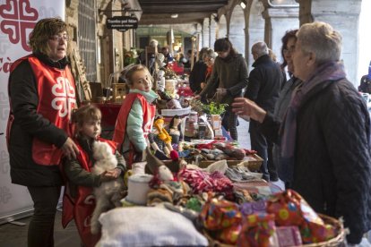 Estands de comercios locales en el centro de Guissona. 