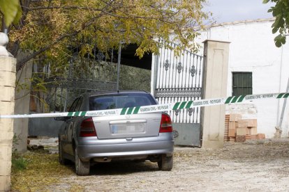 Un cotxe aparcat a l’entrada de l’habitatge del crim.