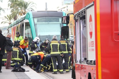 Bombers i tècnics del SEM atenen la víctima de l’accident.