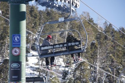 Esquiadores ayer en un remonte de Masella.