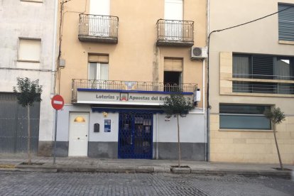 El incendio se produjo en la primera planta de este inmueble de la calle Font de Juneda. 