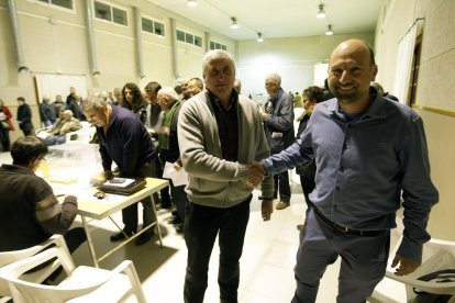 Gra y Parrot (a la derecha), durante las votaciones que se llevaron a cabo anoche en Algerri.