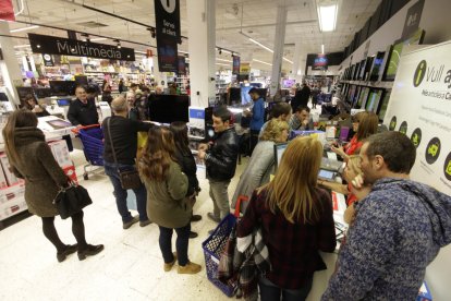 Les cues es van repetir ahir en moltes botigues de Lleida.