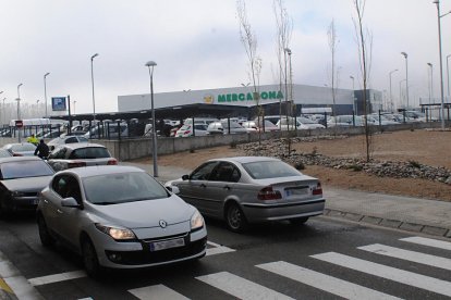 Cotxes que esperaven per entrar al nou supermercat.