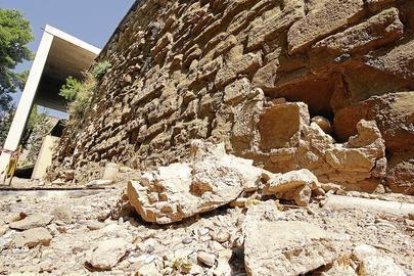 Imatge d'arxiu d'un despreniment a la muralla de la Seu Vella.