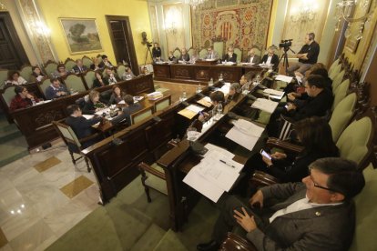 Tots els grups van recolzar cedir el solar per al col·legi Pinyana i exigir al Govern que el construeixi ja.