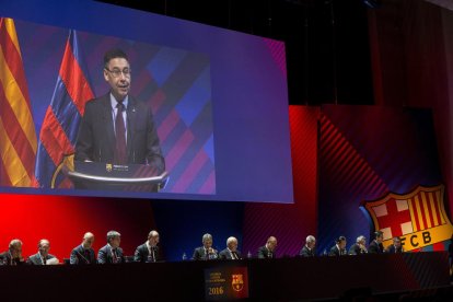 Josep Maria Bartomeu, durant la seua intervenció en l’assemblea extraordinària de socis.