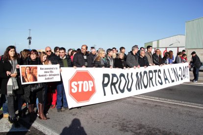 Imatge de la protesta, en què va tornar a participar la família de l’última víctima mortal.