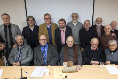 Foto de família de l’acte dels 40 anys del Grup de Recerca de les Terres de Ponent.