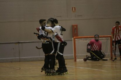 Jugadors de l’Alpicat celebren un dels gols que van anotar ahir a la seua pista.