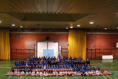 El CECELL compta aquesta temporada amb 13 equips i 130 jugadores, que van posar ahir per a la foto després de la presentació a l’afició.