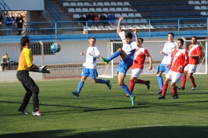 Un jugador del Mollerussa intenta assolir la pilota a l’àrea rival en una jugada d’atac.