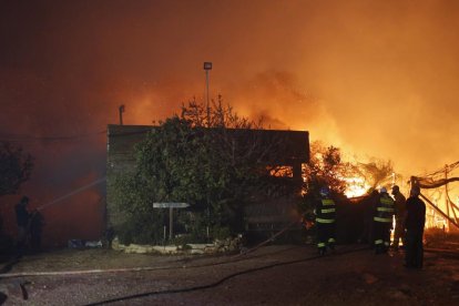 Bombers treballen en un incendi a prop de Jerusalem.