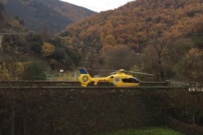 Vista del helicóptero del SEM ayer en la zona del accidente. 