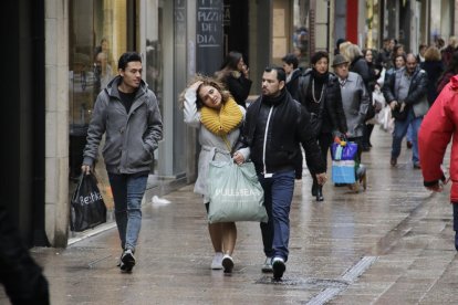 Malgrat la pluja, les botigues de Lleida van registrar ahir més afluència de clients que un dissabte normal.