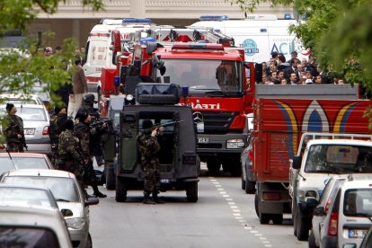 Miembros de la policía turca antidisturbios resguardan la zona cercana a un tiroteo.