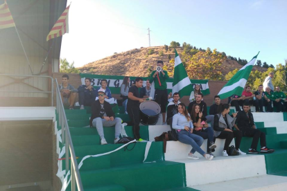 Membres de la Brigada Verda, el grup d’animació de la Grada Jove de l’Alguaire.