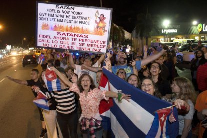 Centenars de cubans van celebrar ahir pels carrers de Miami la notícia de la mort de Fidel Castro.