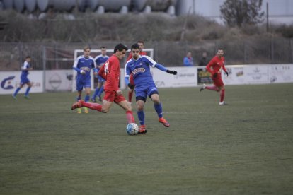 Un jugador del Reus B en pressiona un de l’Alpicat, que té la possessió de la pilota.